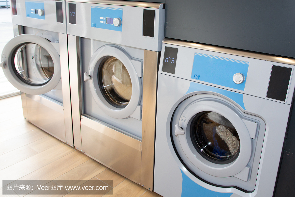 公共洗衣店配备现代自助洗衣店洗衣机